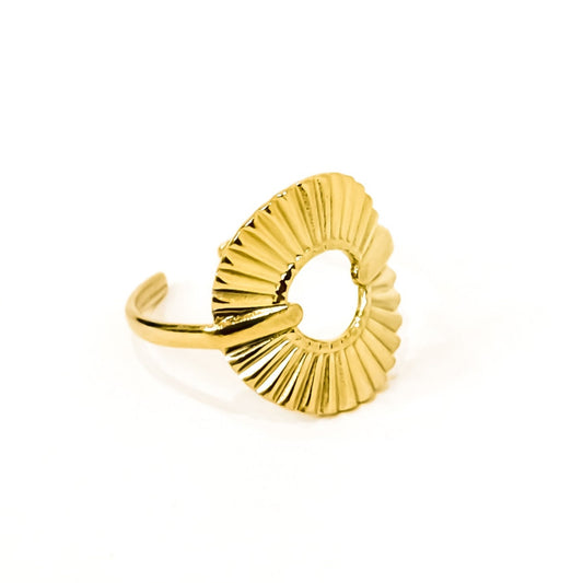 خاتم على شكل شمس من ستانلس ستيل مع طلاء من الذهب عيار 18، تصميم بسيط ولمسة لامعة.