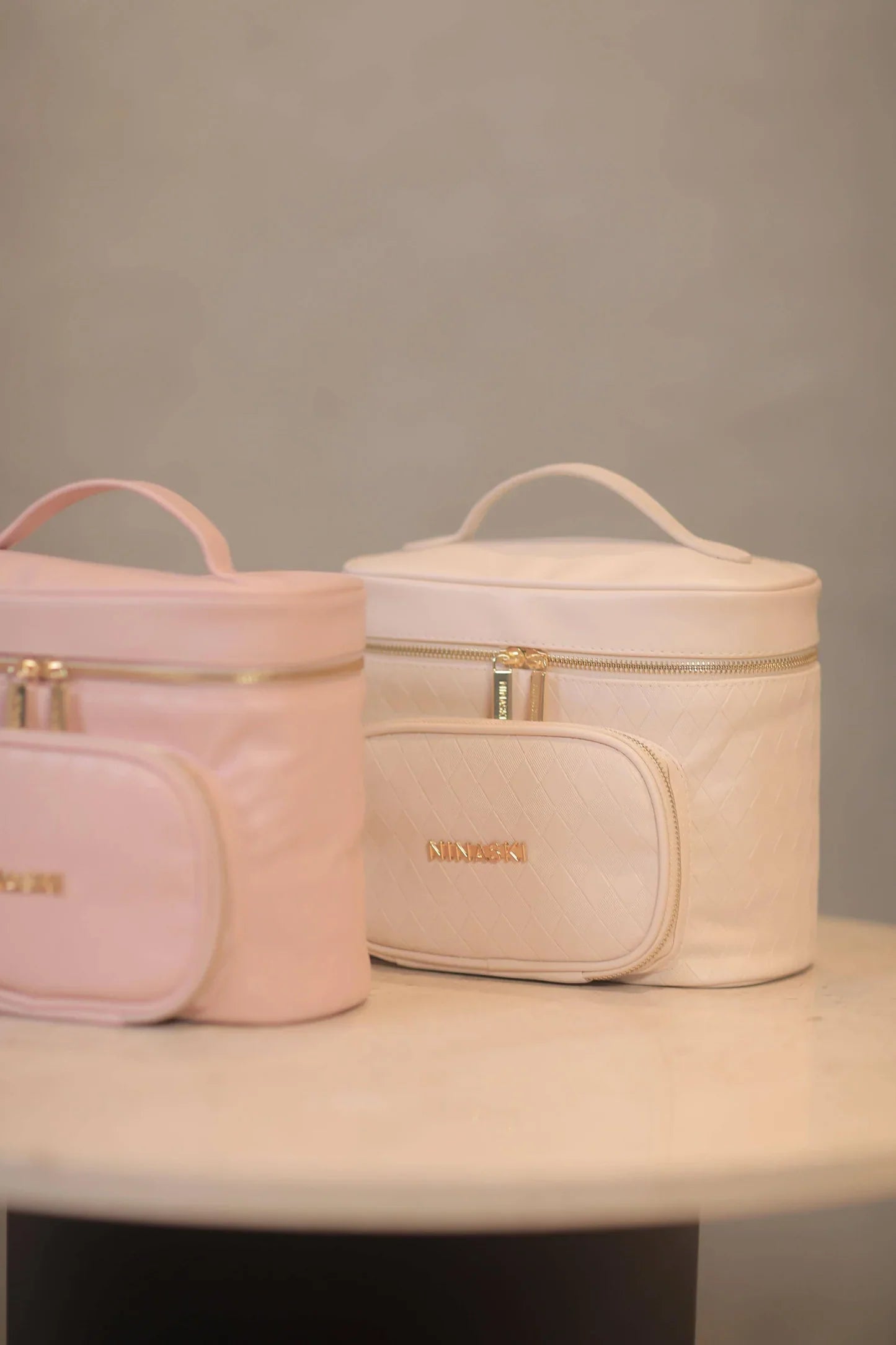 شنطة تجميل بلون سكري مخصصة لترتيب مستحضرات التجميل وحفظ المجوهرات أثناء السفر.