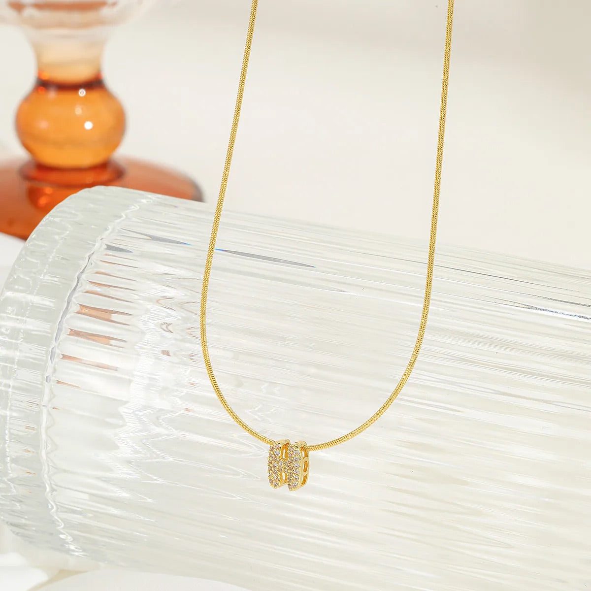 قلادة حرف بزركون