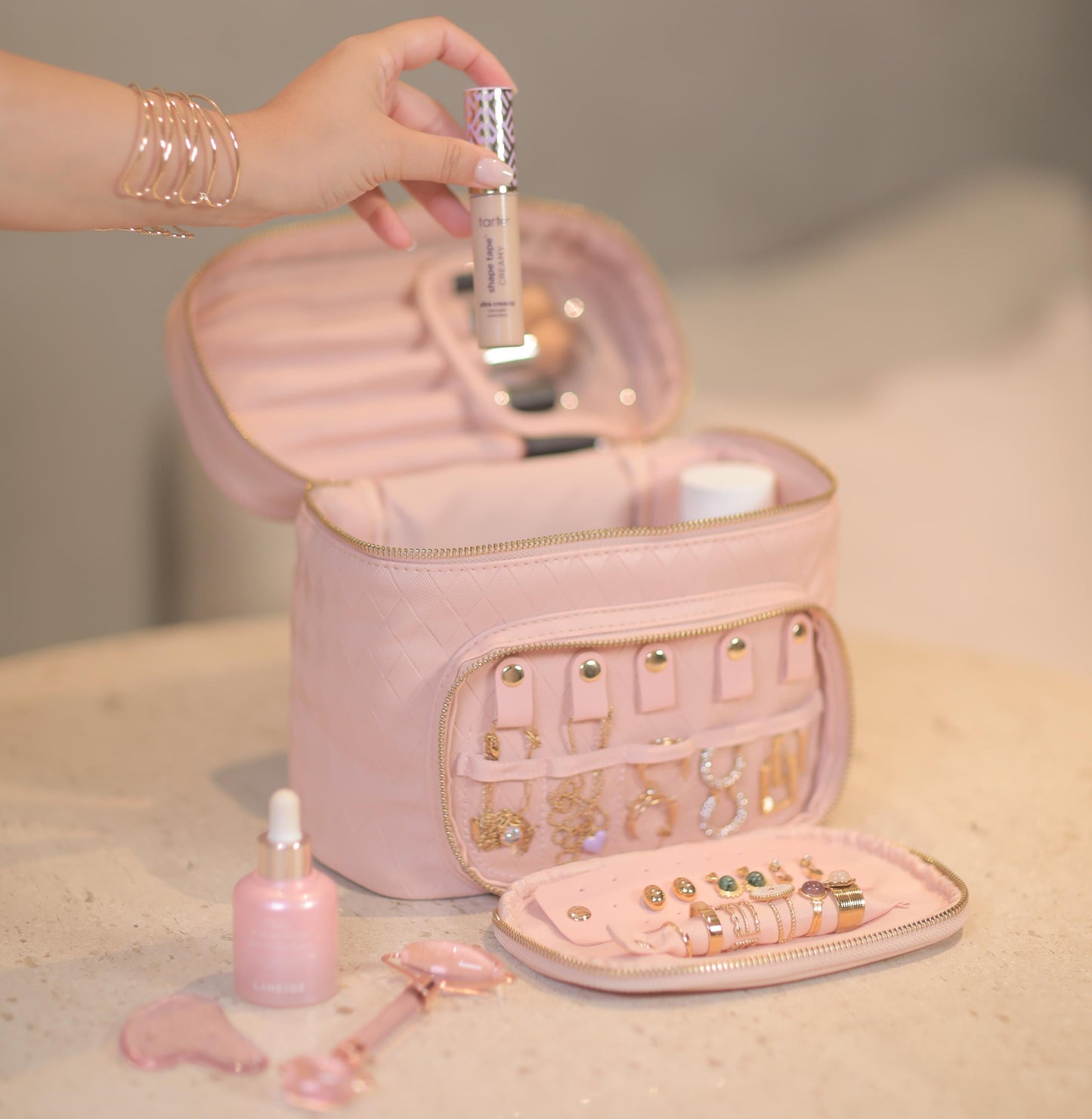 شنطة التجميل والسفر الفاخرة من مضاوي