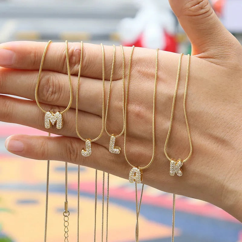 قلادة حرف بزركون