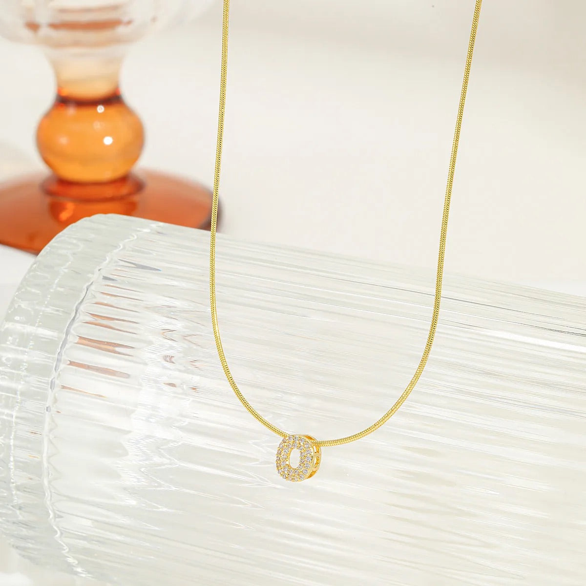 قلادة حرف بزركون