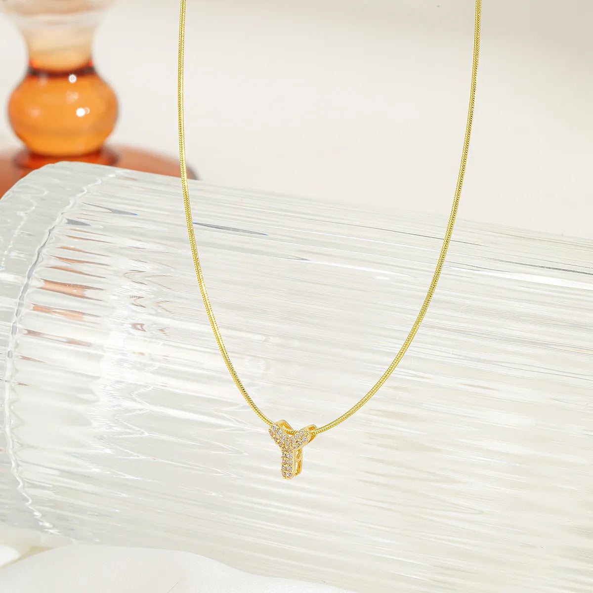 قلادة حرف بزركون