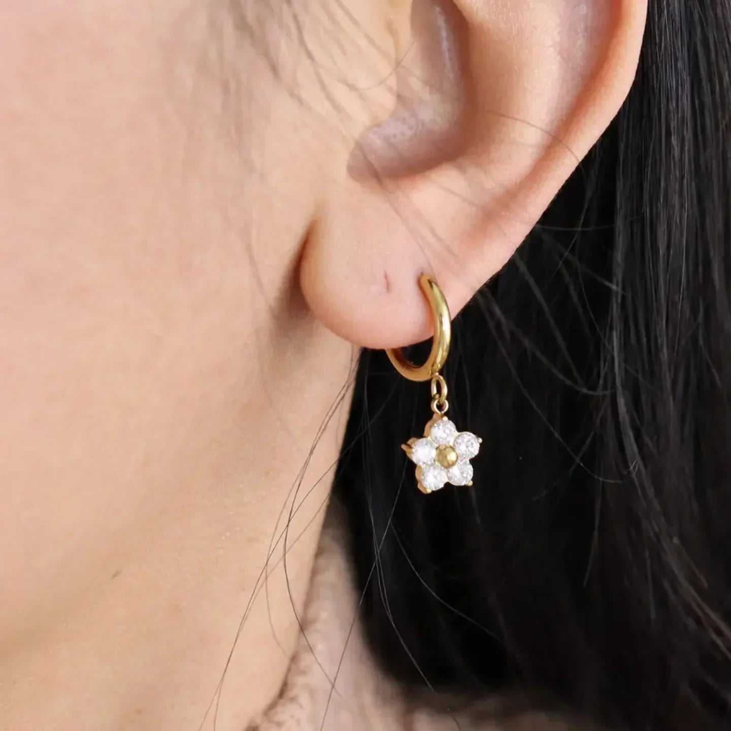 أقراط أنثيا