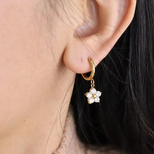 أقراط أنثيا